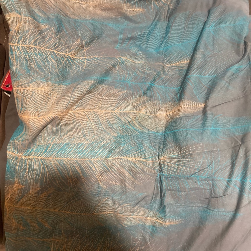 Gold and blue feathers gray belly dimensions only 96 by 88 aprox